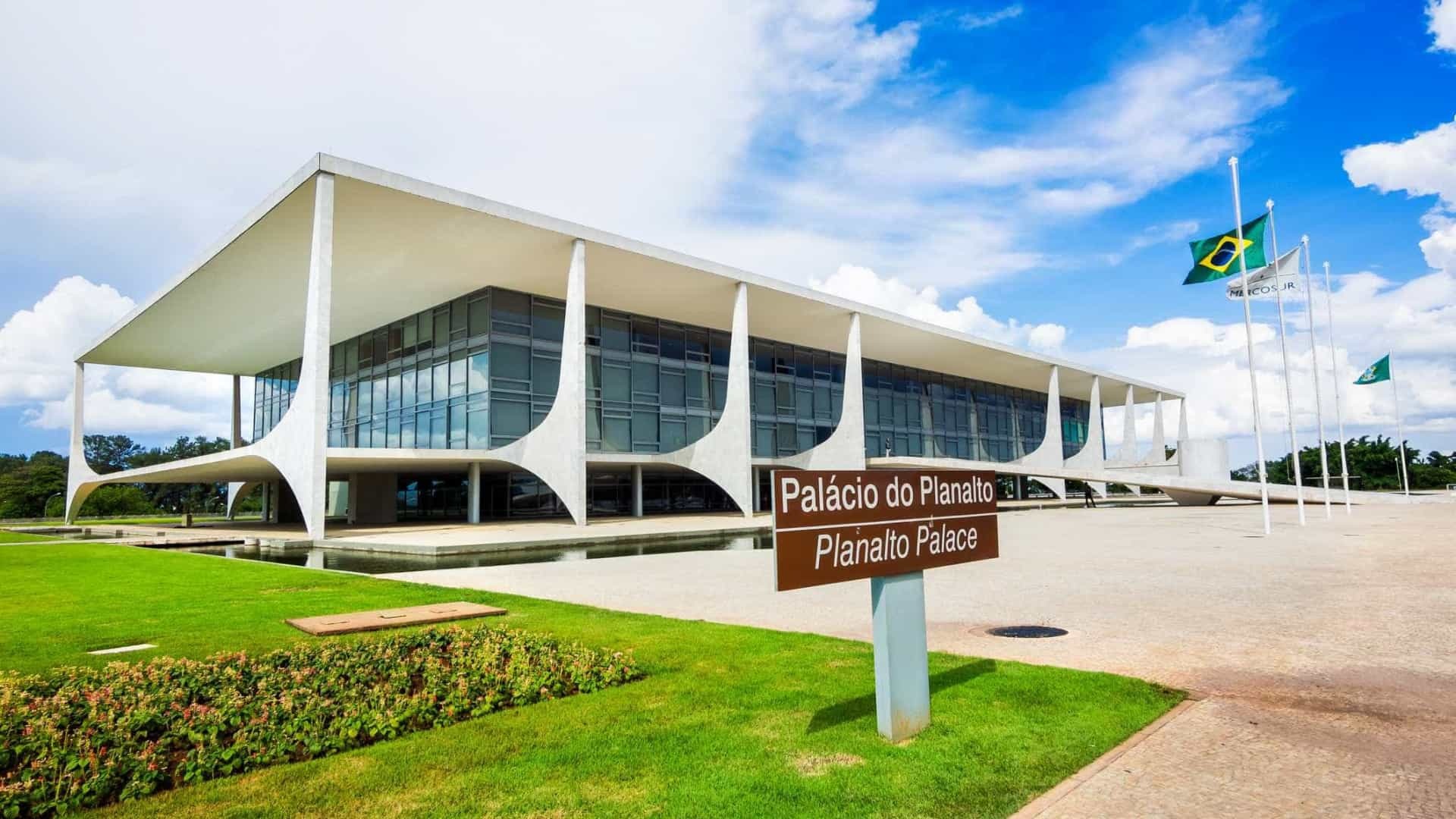 Bolsonaro sanciona Orçamento com fundo eleitoral de R$ 2 bi