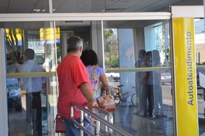 Agências bancárias reabrem ao meio-dia desta quarta