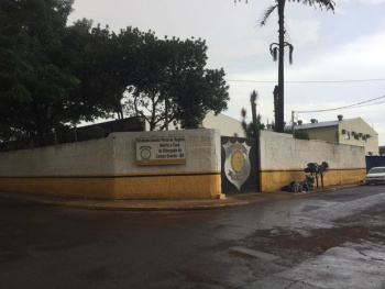 Segundo a polícia, suspeitos assaltavam e usavam presídio para guardar objetos (Foto: Dyego Queiroz)