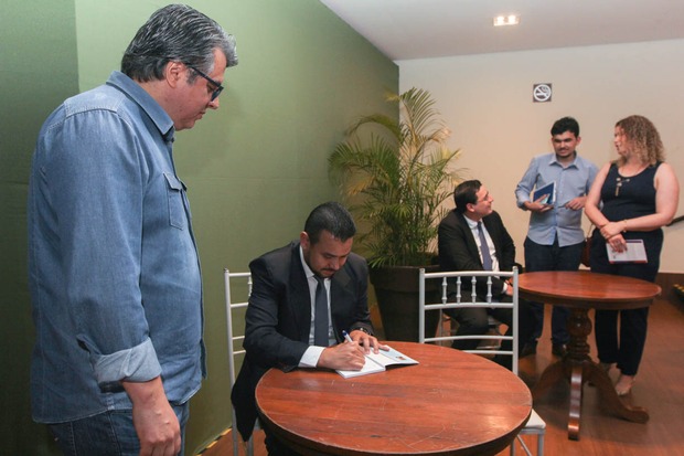 Professor da UNIGRAN lança livro sobre proteção dos direitos dos autistas Professor da UNIGRAN lança livro sobre proteção dos direitos dos autistas
