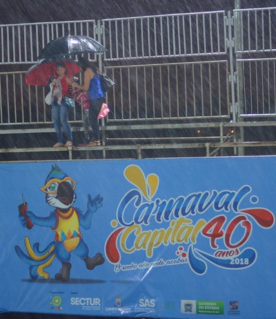 Poucas pessoas encararam a chuva para tentar assistir o desfile - Foto: Paulo Ribas/Correio do Estado