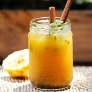 Saiba fazer um suchá de maracujá com canela e manjericão