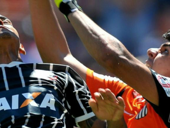 Clubes de MS estreiam na ”Copinha” contra grandes e com TV No ano passado, o douradense João Paulo sagrou-se campeão com o Santos - Foto: UOL Imagens
