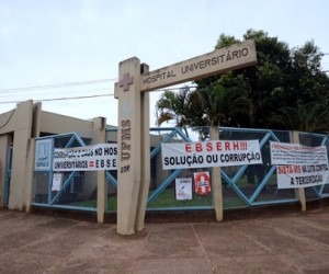 Faixa de protesto no Hospital Universitário colocadas no ano passado - Gerson Oliveira / Correio do Estado