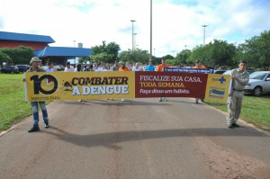 Saúde faz panfletagem contra dengue nas Moreninhas, mas esquece limpeza Cerca de 150 agentes de saúde fizeram passeata contra a dengue nas Moreninhas