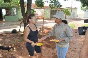 Saúde faz panfletagem contra dengue nas Moreninhas, mas esquece limpeza Maria de Luna, 62, já teve dengue três vezes