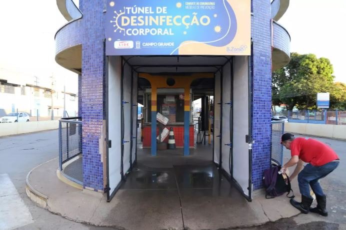 Equipamentos borrifam ozônio no passageiro para desinfetar roupas, acessórios e calçados. Kísie Anoiã/CG News