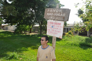 Saúde faz panfletagem contra dengue nas Moreninhas, mas esquece limpeza Aviso que pede para população não jogar lixo é desrespeitado