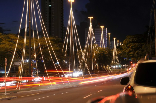 Prefeitura enfeita Capital com luzes e prevê até neve na Cidade do Natal Avenida Afonso Pena está decorada com iluminação especial. (Foto: Alcides Neto)