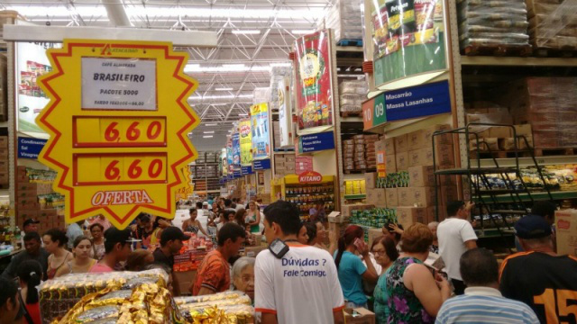 Clientes enfrentam fila de 1 hora por ofertas de reinauguração de atacado Clientes lotaram loja nesta manhã para aproveitar as promoções. (Foto: Caroline Maldonado)