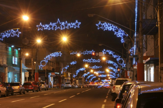 Prefeitura enfeita Capital com luzes e prevê até neve na Cidade do Natal Rua 14 de Julho conta com arco luminoso que chama a atenção de quem passa pelo local. (Foto: Alcides Neto)
