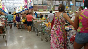Clientes enfrentam fila de 1 hora por ofertas de reinauguração de atacado Filas para passar as compras pelo caixa demoram mais de uma hora. (Foto: Caroline Maldonado)