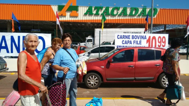 Clientes enfrentam fila de 1 hora por ofertas de reinauguração de atacado Famílias enfrentaram ônibus e foram preparadas para as compras. (Foto: Caroline Maldonado)
