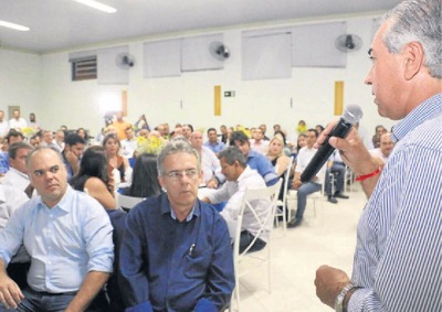 Azambuja sinaliza candidatura à reeleição após apoio de prefeitos Azambuja discursa para prefeitos e outras lideranças políticas em jantar em Paranaíba - Foto: Divulgação