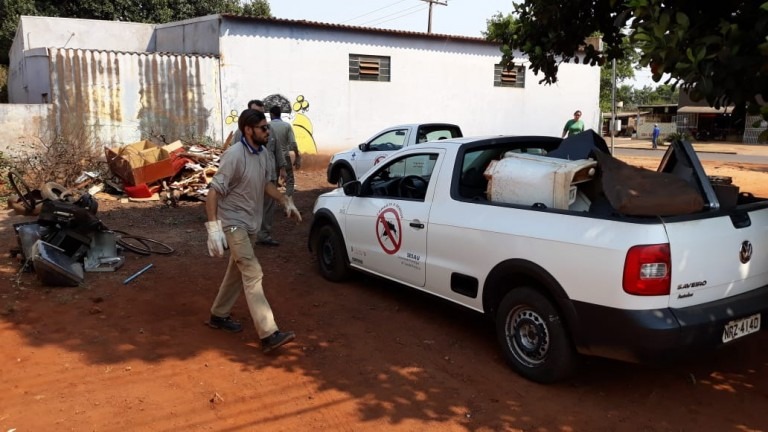 Ação recolhe materiais inservíveis e elimina criadouros do Aedes em terrenos baldios