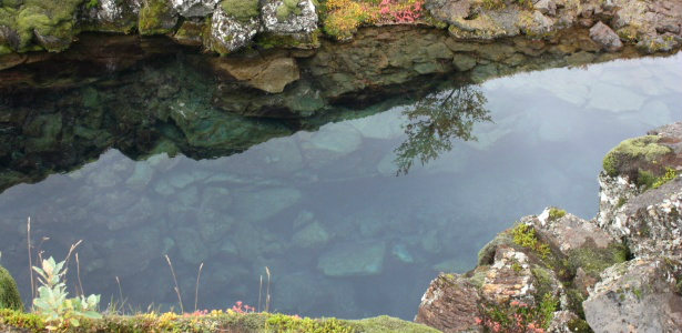 Água cristaliníssima da Silfra, no parque nacional de Thingvellir (Foto: Divulgação)
