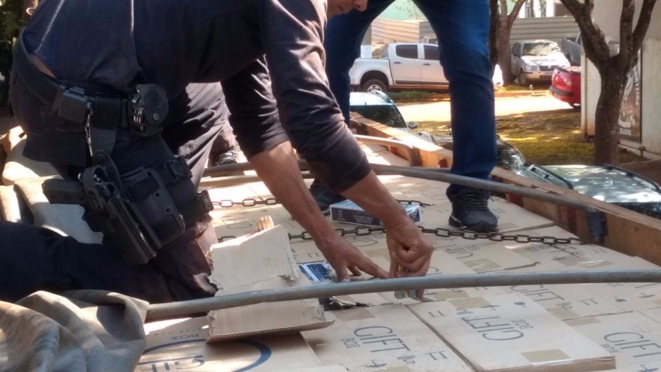 Foram apreendidos 75 mil pacotes de cigarros contrabandeados - Fotos: Osvaldo Duarte