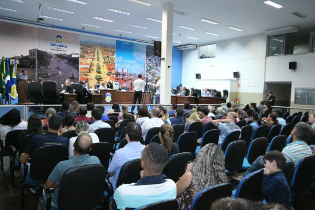 Câmara Municipal de Dourados discute e aprova mais sete projetos de lei Vereadores de Dourados tiveram mais uma sessão de muito trabalho nesta segunda-feira. (Foto: Thiago Morais).