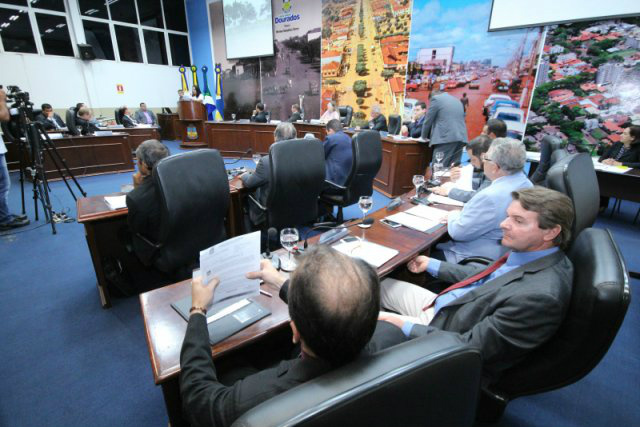 Câmara de Dourados abriu a tribuna livre para Márcia Ferreira falar sobre a situação do bairro Parque dos Jequitibás. (Foto: Thiago Morais).
