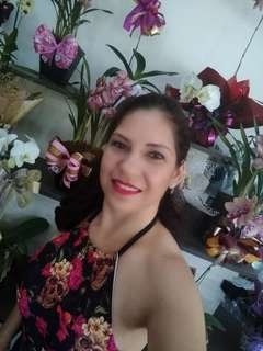 Regiane Farias trabalha em uma floricultura. Reprodução/Facebook
