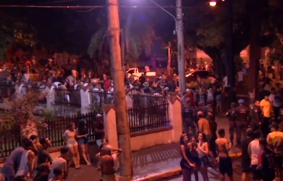 Último dia de carnaval termina com 2 presos por desacato e viatura danificada em Campo Grande Mais tumulto na hora da dispersão de foliões na Esplanada Ferroviária, em Campo Grande