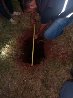 Perito da Polícia Nacional do Paraguai analisa o buraco por onde fugiram os presos.  Divulgação