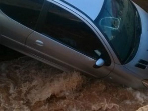 Água da rede de abastecimento começou a ampliar o tamanho da cratera (Foto: Cleber Martins Ferreira)