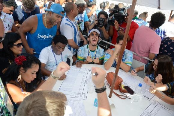 Integrantes da escola de samba Beija-Flor de Nilópolis comemoram o título de campeã do carnaval de 2018 Tânia Rêgo/Agência Brasil

