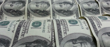 Dólar sobe a R$ 3,14 com exterior; commodities impulsionam Bolsa Folhapress