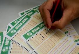 Mega-Sena acumula pela 10ª vez seguida e paga R$ 100 milhões Mega-Sena acumula pela 10ª vez seguida e paga R$ 100 milhões