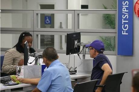 Agências da Caixa abrem as portas neste sábado para saque do FGTS Atendimento diferenciado segue até terça-feira (17)
Fabio Rodrigues Pozzebom/Agência Brasil