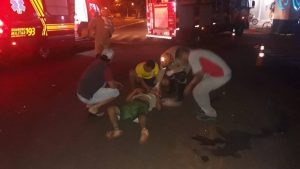 Após invadir preferencial, condutor colide em motos e 3 ficam em estado grave Um dos motociclistas quando era socorrido pelo Bombeiros. Antonio Coca