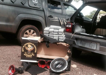 DOF apreende veículos com drogas abandonado durante bloqueio policial DOF apreende veículos com drogas abandonado durante bloqueio policial