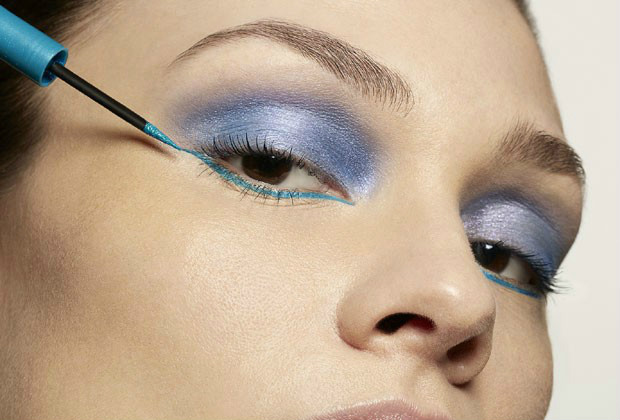 Aprenda a fazer uma maquiagem em tons vibrantes