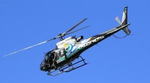 O helicóptero da PM decolou para ajudar nas buscas. MS em Foco