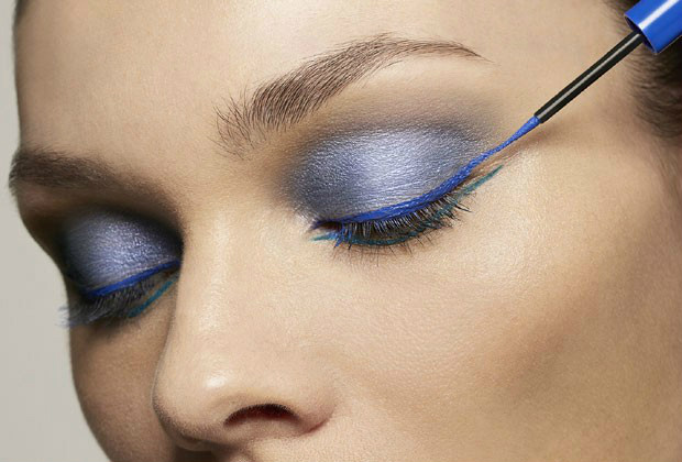 Aprenda a fazer uma maquiagem em tons vibrantes