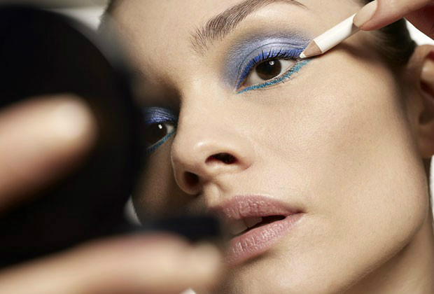 Aprenda a fazer uma maquiagem em tons vibrantes