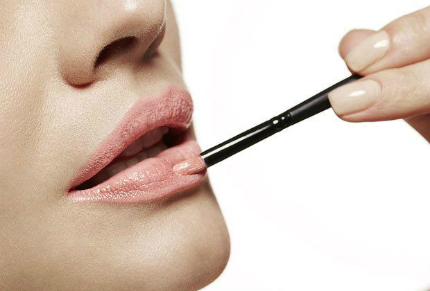 Aprenda a fazer uma maquiagem em tons vibrantes