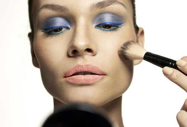 Aprenda a fazer uma maquiagem em tons vibrantes