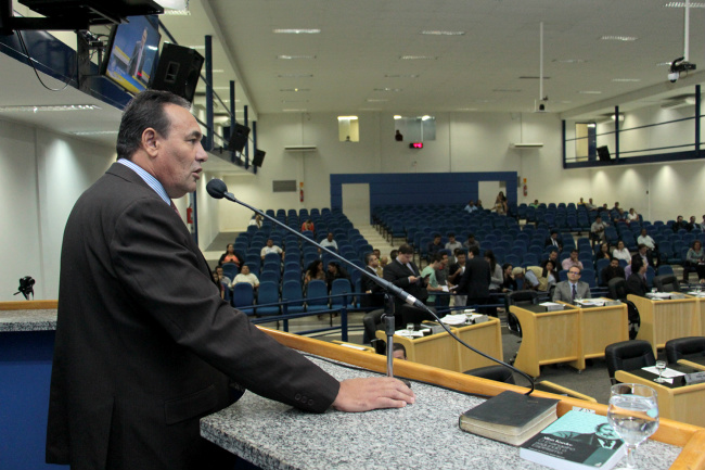 Carlão fala da esperança das crianças, durante entrega de uniformes e cobra término de Ceinfs
