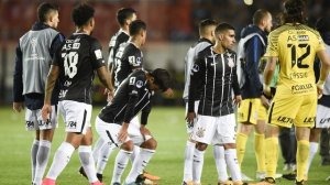 Corinthians perde a cabeça, só empata com o Racing e está fora da Sul-Americana Jogadores no final da partida que terminou com o Timão fora da Sul-Americana (Foto: Globo Esporte)
