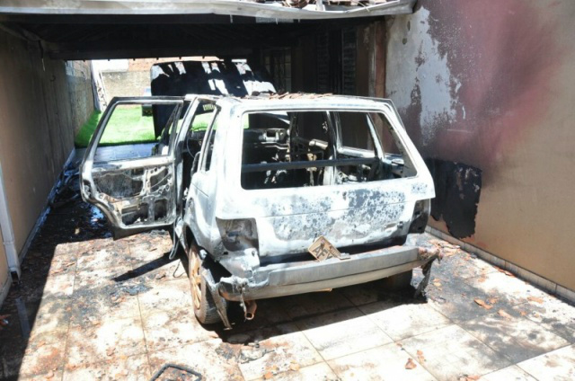 Carro ficou completamente destruído. (Foto: Marcelo Calazans)