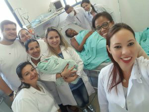 Unidade de Urgência, UPA de Dourados realiza parto de emergência Equipe da UPA de Dourados que realizou o parto do pequeno Davi.
Foto: Divulgação