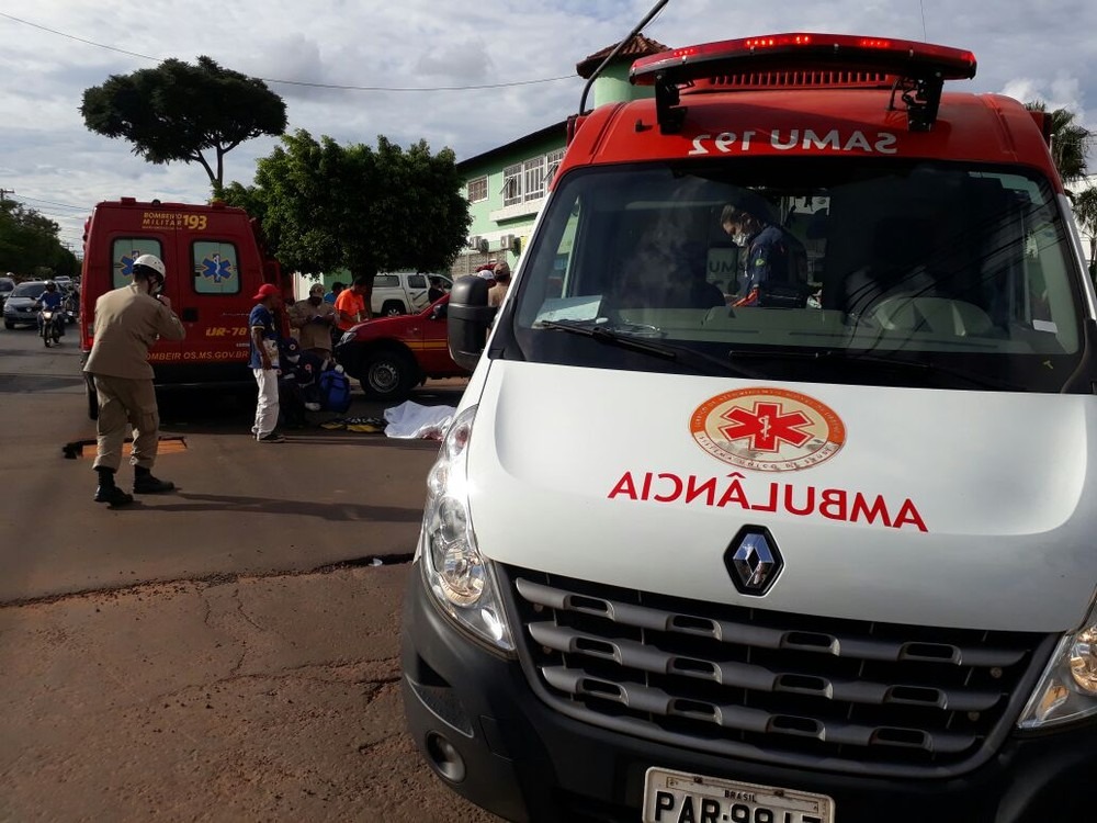 Motociclista morre após batida em caminhonete e massagem para reanimação Policiais, bombeiros e Samu participaram do socorro ao motociclista (Foto: Jeferson Ageitos)