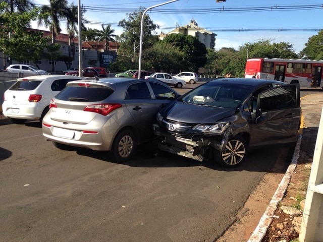 Por último, carro da idosa bateu em outro parado no semáforo (Foto: Osvaldo Nóbrega)