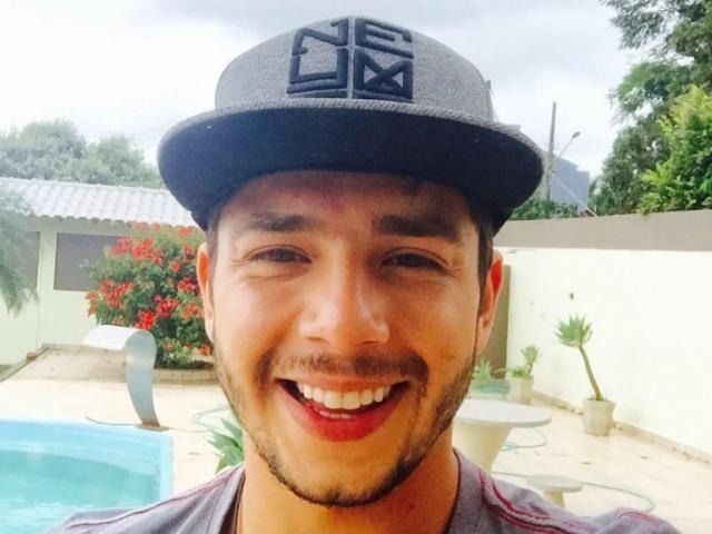 Cantor sertanejo morre em acidente de carro no MS Reprodução