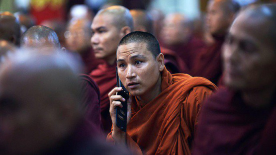 Um monge fala em seu telefone celular durante uma reunião de monges budistas em um monastério fora Yangon, em Myanmar(Ye Aung Thu/AFP/VEJA)