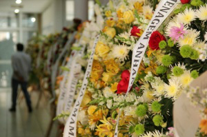 Coroas de flores em velório de advogado. (Foto: Marcos Ermínio)