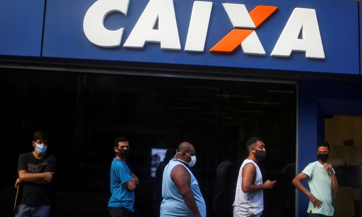 Caixa deve receber 2,5 milhões de pessoas por dia até 13 de junho Reuters/PILAR OLIVARES