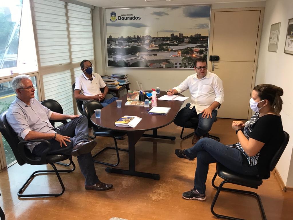 Câmara de Dourados retorna aos trabalhos na segunda-feira (13) Mesa Diretora, composta pelos vereadores Alan Guedes, Elias Ishy, Sergio Nogueira e Daniela Hall, durante reunião na Presidência.
Foto/Divulgação